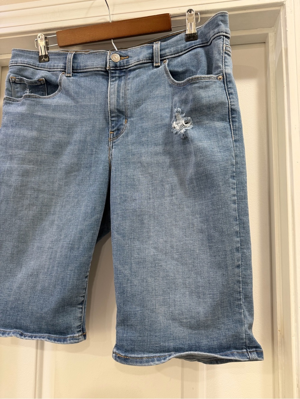 LEVIโS Womenโs Distressed Bermuda Stretch Shorts Size 32 - Picture 4 of 14